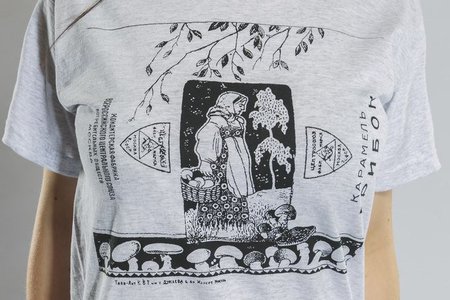 Серая футболка из проекта Миши Бастера «Хулиганы-80» с «карамельным» дизайном: принт «Грибок»