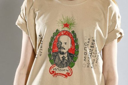 Бежевая футболка из проекта Миши Бастера «Хулиганы-80» с «карамельным» дизайном: принт «Ильич»